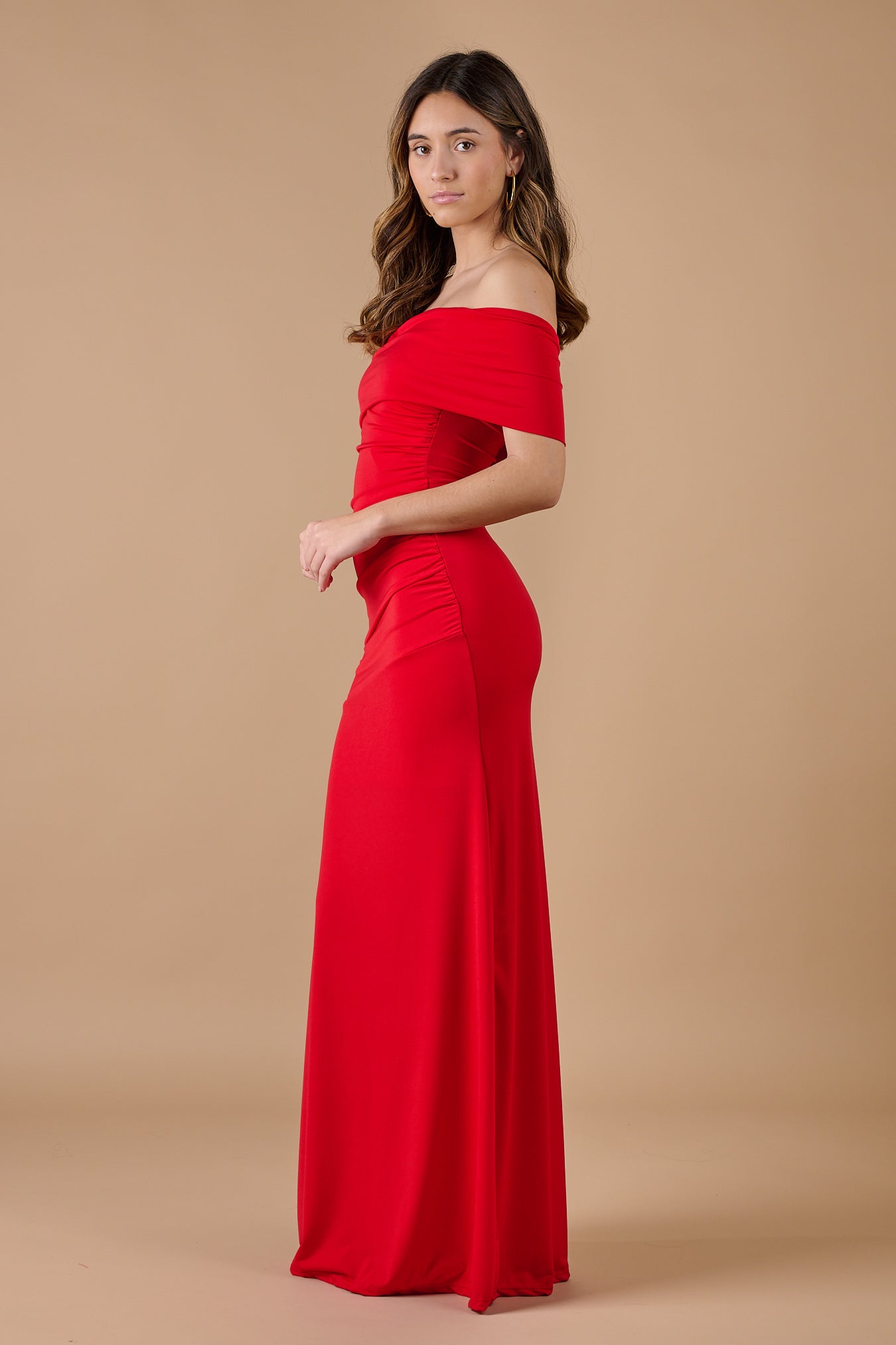 "Vestido rojo largo con escote asimétrico y fruncido en la cintura, ideal para invitadas de boda y eventos elegantes - Closet.bcn