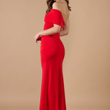 Espalda del vestido rojo asimétrico con ajuste ceñido y caída fluida, perfecto para ocasiones especiales - Closet.bcn







