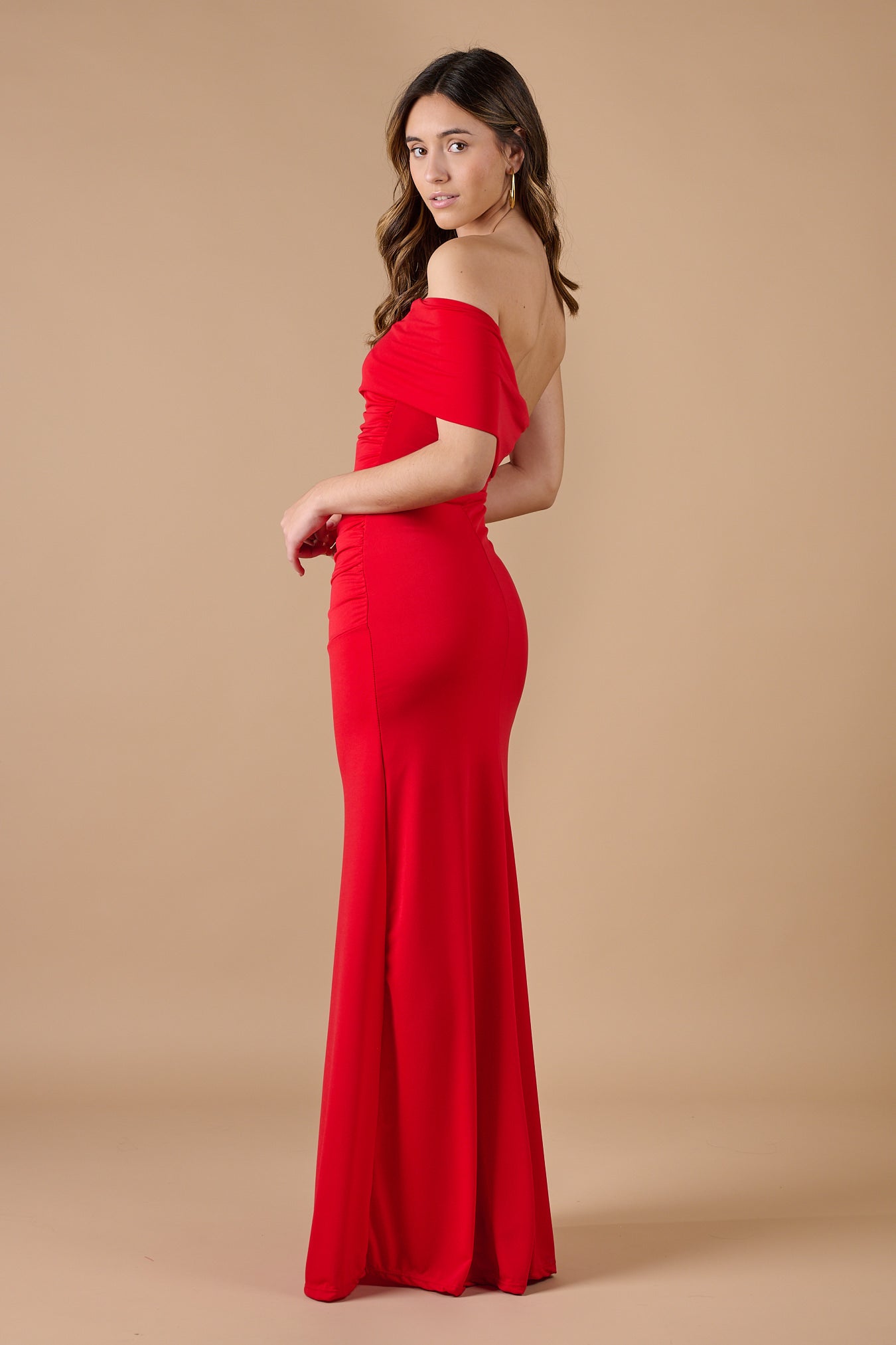 Espalda del vestido rojo asimétrico con ajuste ceñido y caída fluida, perfecto para ocasiones especiales - Closet.bcn







