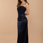 Vestido largo azul marino palabra de honor con drapeado en la cintura, elegante y sofisticado para eventos y bodas - Closet.bcn