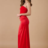  Espalda del vestido rojo sin tirantes con ajuste ceñido y caída fluida, perfecto para bodas y celebraciones - Closet.bcn