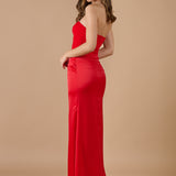  Espalda del vestido rojo sin tirantes con ajuste ceñido y caída fluida, perfecto para bodas y celebraciones - Closet.bcn