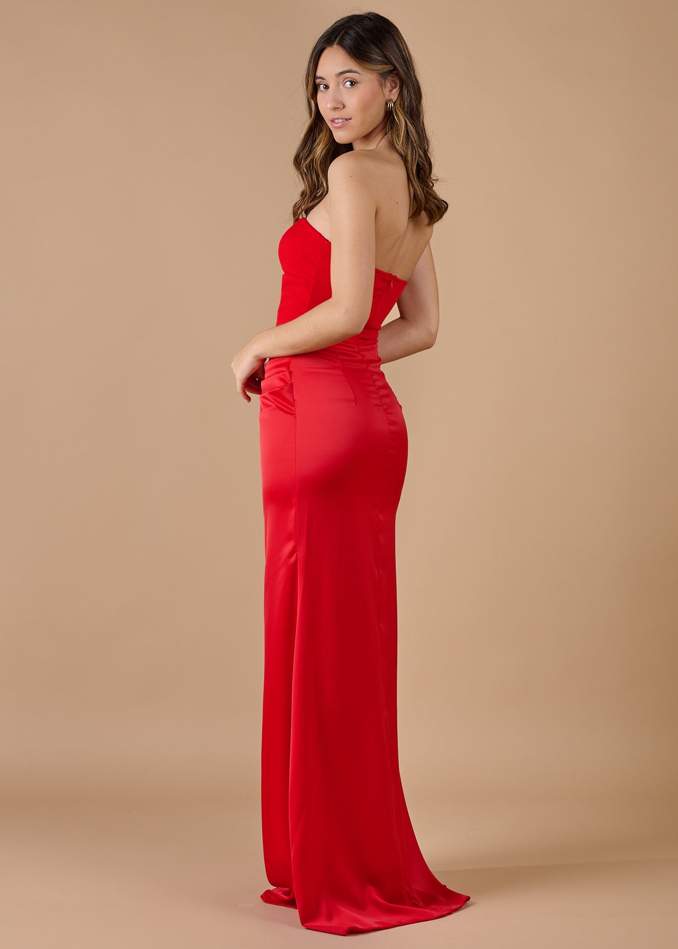  Espalda del vestido rojo sin tirantes con ajuste ceñido y caída fluida, perfecto para bodas y celebraciones - Closet.bcn