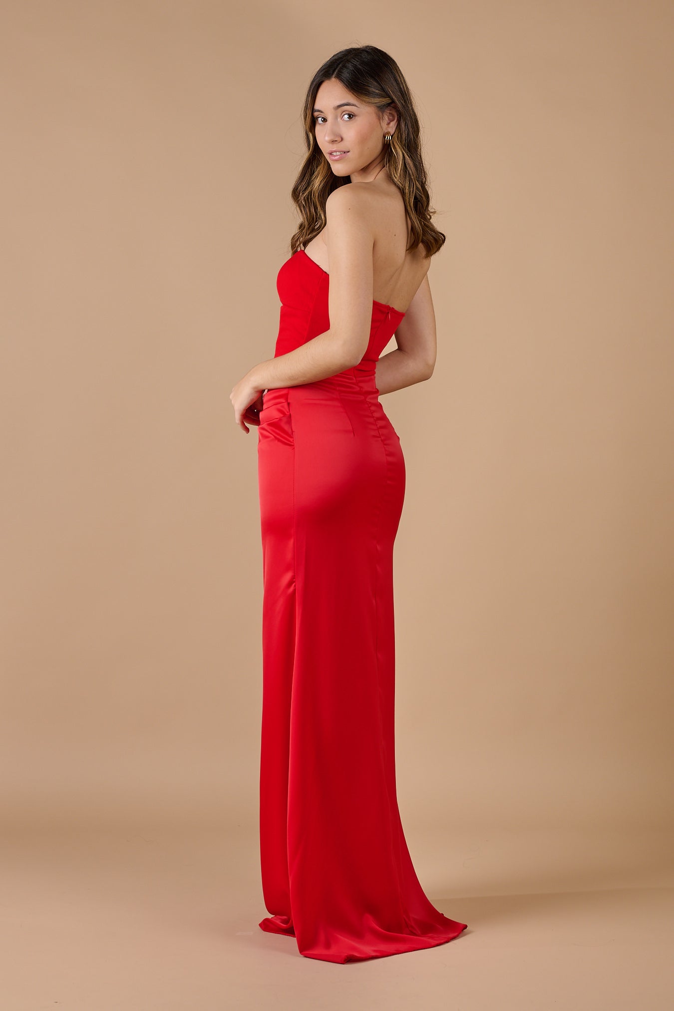  Espalda del vestido rojo sin tirantes con ajuste ceñido y caída fluida, perfecto para bodas y celebraciones - Closet.bcn