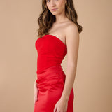  Espalda del vestido rojo sin tirantes con ajuste ceñido y caída fluida, perfecto para bodas y celebraciones - Closet.bcn