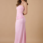 Espalda del vestido rosa sin tirantes con ajuste ceñido y caída fluida, perfecto para bodas y celebraciones - Closet.bcn