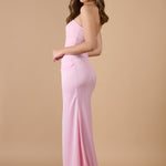 Espalda del vestido rosa sin tirantes con ajuste ceñido y caída fluida, perfecto para bodas y celebraciones - Closet.bcn