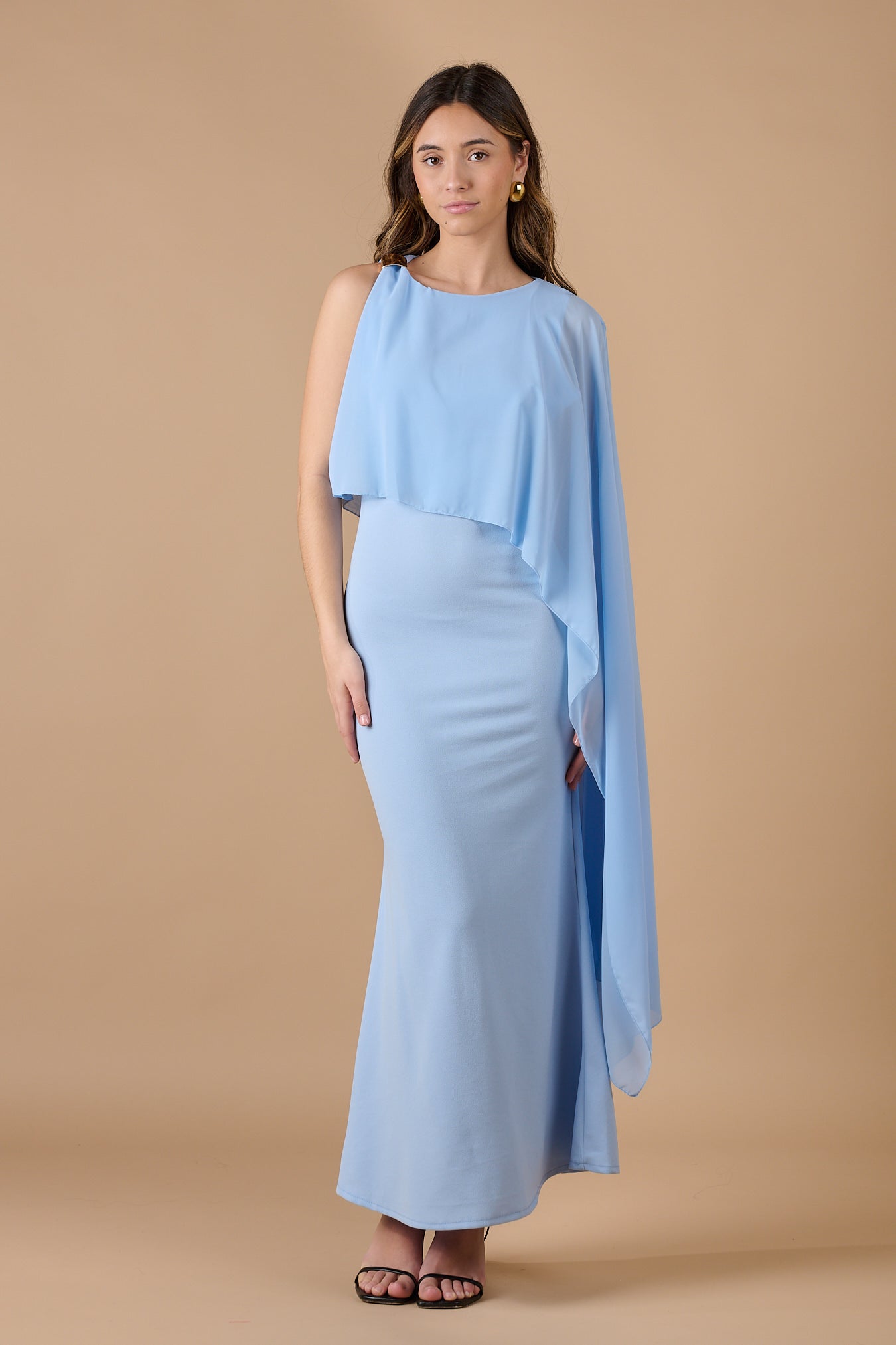  Vestido largo azul celeste asimétrico con detalle de pañuelo en el hombro y ajuste ceñido, ideal para invitadas elegantes y eventos especiales - Closet.bcn