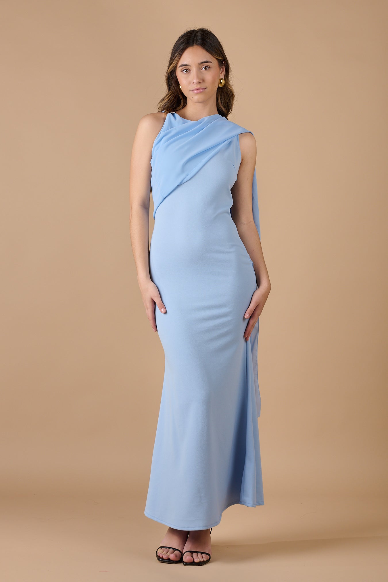  Vestido largo azul celeste asimétrico con detalle de pañuelo en el hombro y ajuste ceñido, ideal para invitadas elegantes y eventos especiales - Closet.bcn