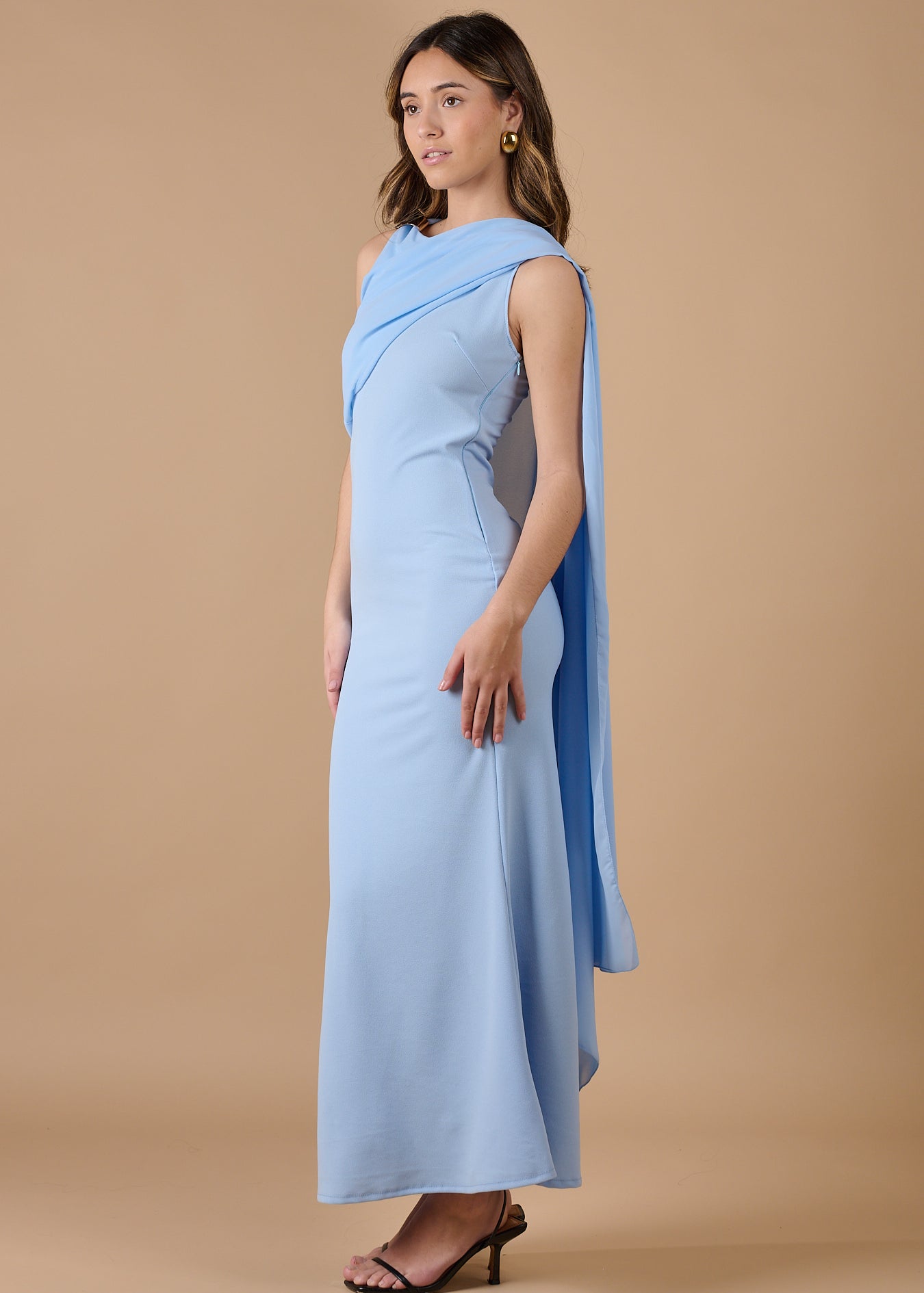  Vestido largo azul celeste asimétrico con detalle de pañuelo en el hombro y ajuste ceñido, ideal para invitadas elegantes y eventos especiales - Closet.bcn