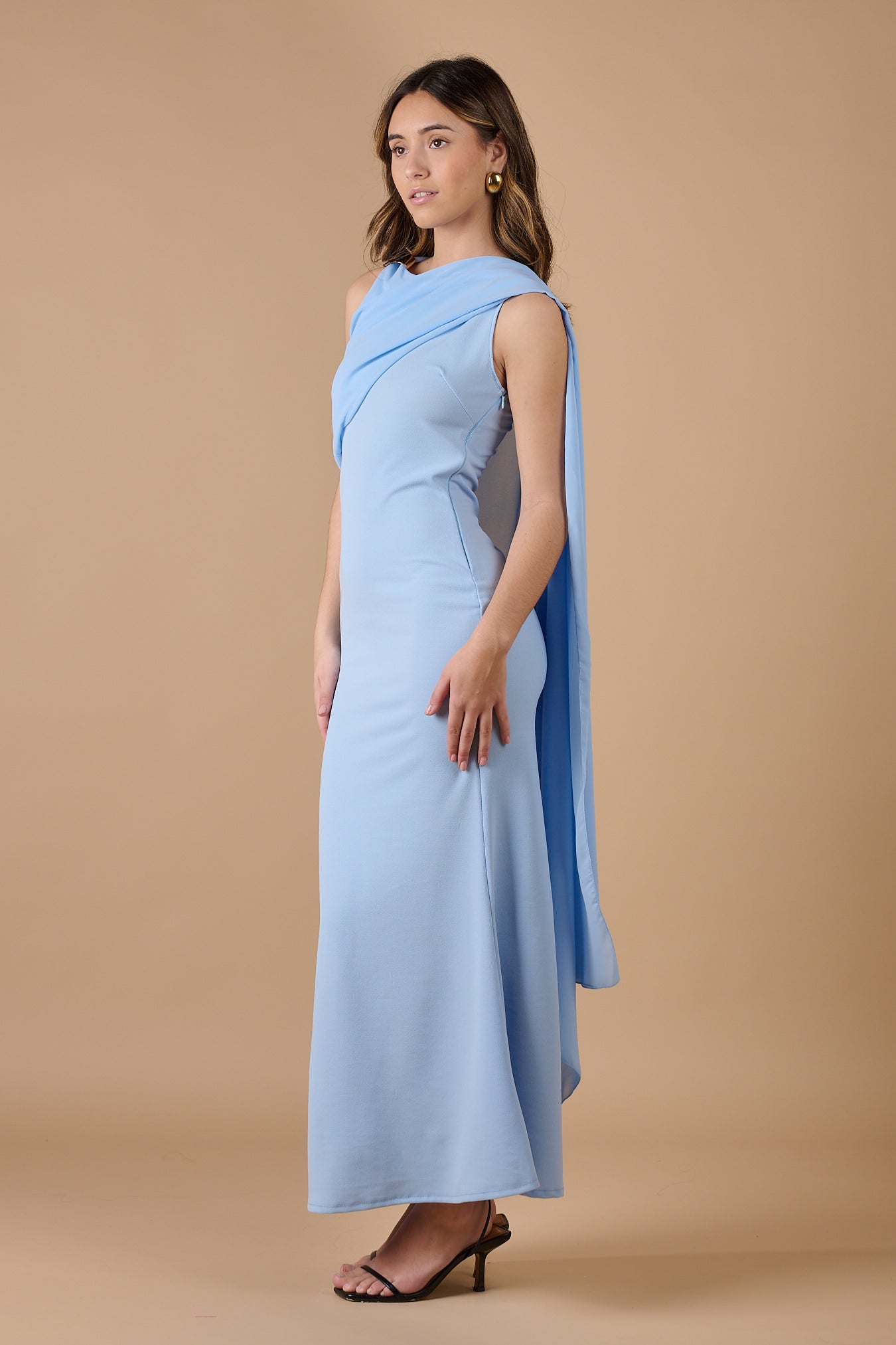  Vestido largo azul celeste asimétrico con detalle de pañuelo en el hombro y ajuste ceñido, ideal para invitadas elegantes y eventos especiales - Closet.bcn