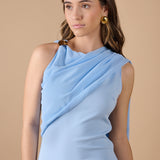  Vestido largo azul celeste asimétrico con detalle de pañuelo en el hombro y ajuste ceñido, ideal para invitadas elegantes y eventos especiales - Closet.bcn