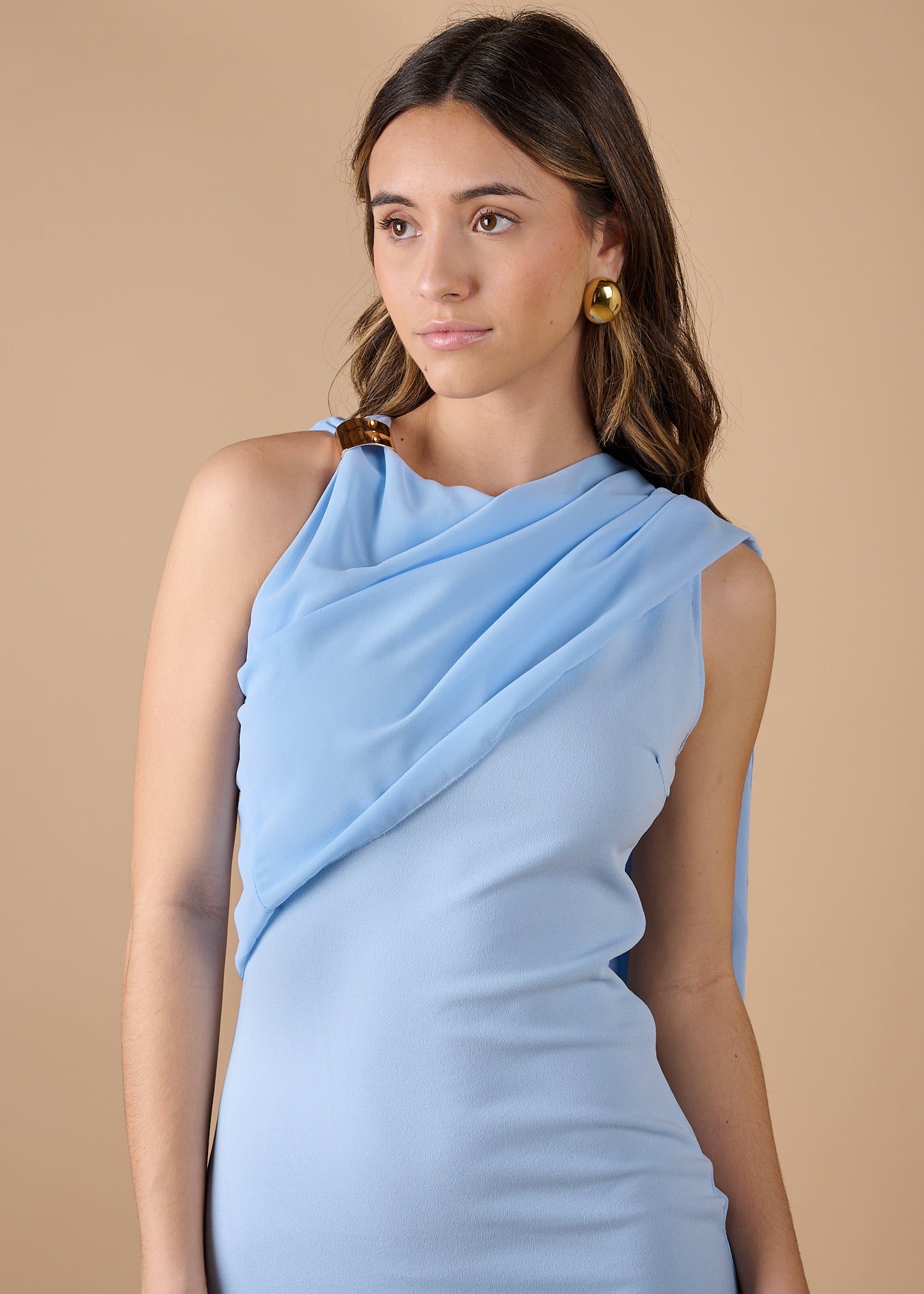  Vestido largo azul celeste asimétrico con detalle de pañuelo en el hombro y ajuste ceñido, ideal para invitadas elegantes y eventos especiales - Closet.bcn