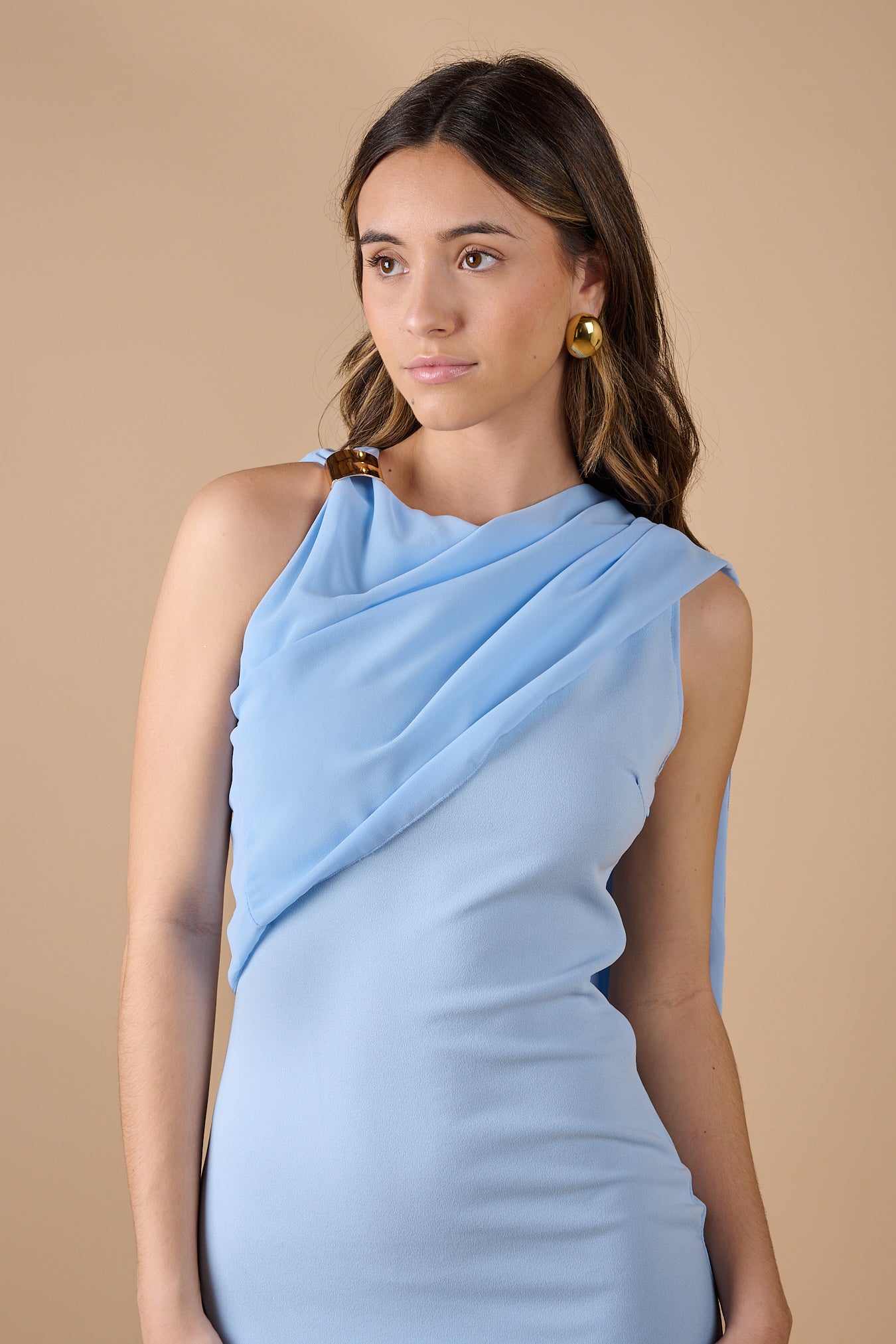  Vestido largo azul celeste asimétrico con detalle de pañuelo en el hombro y ajuste ceñido, ideal para invitadas elegantes y eventos especiales - Closet.bcn