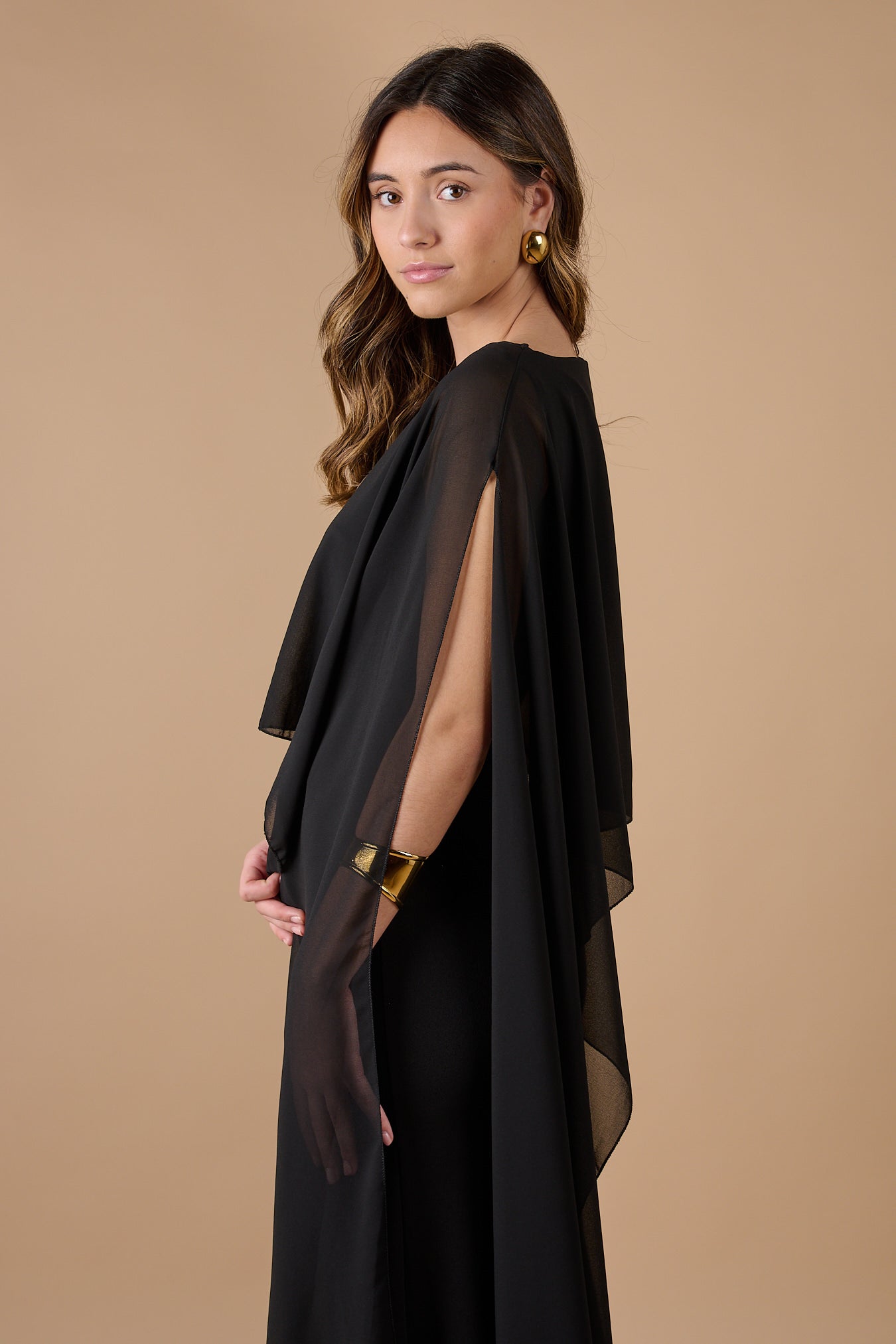  Espalda del vestido negro asimétrico con caída fluida y detalle en el hombro, perfecto para bodas y celebraciones - Closet.bcn







