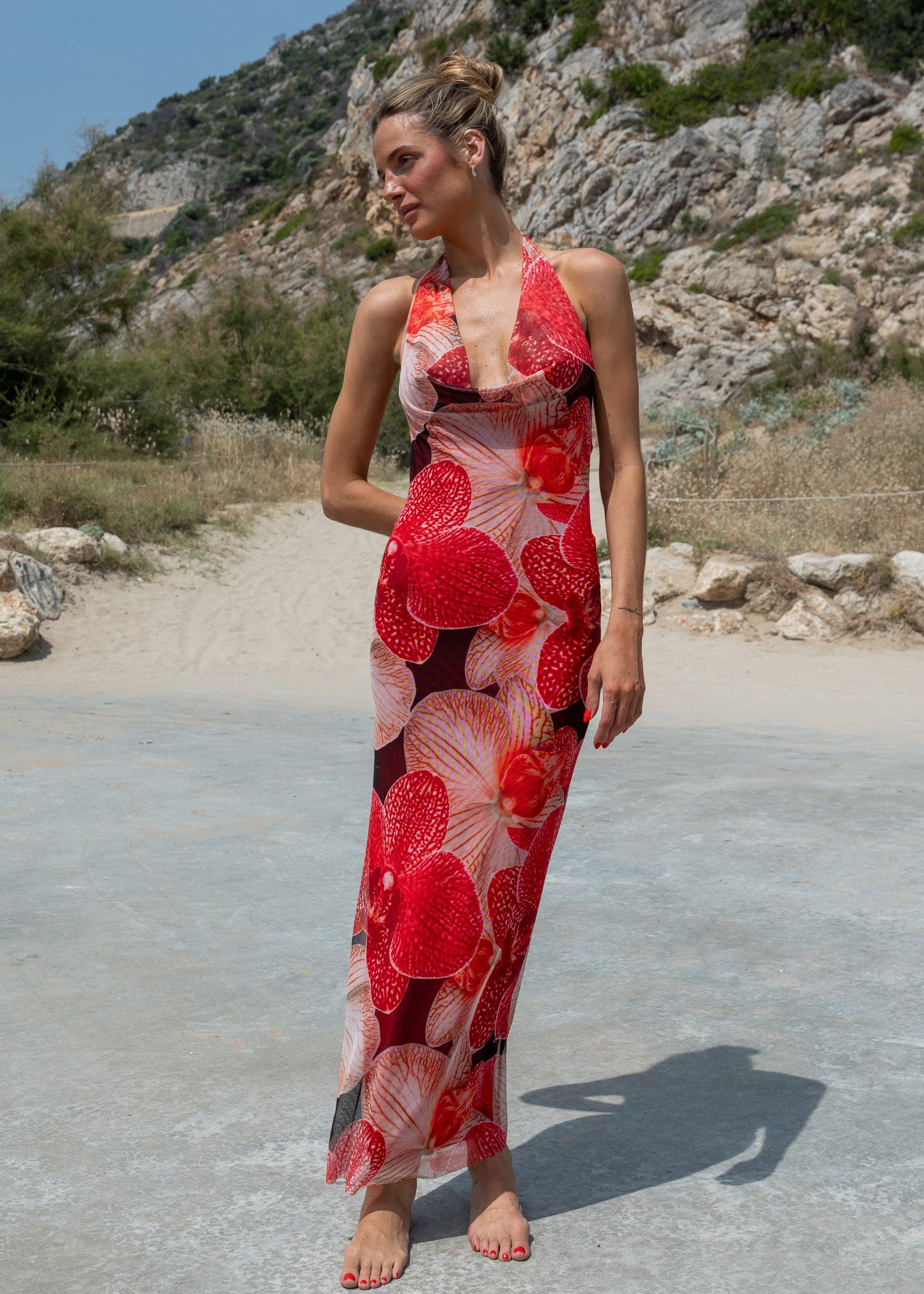 Vestido largo estampado floral rojo con escote halter y espalda descubierta