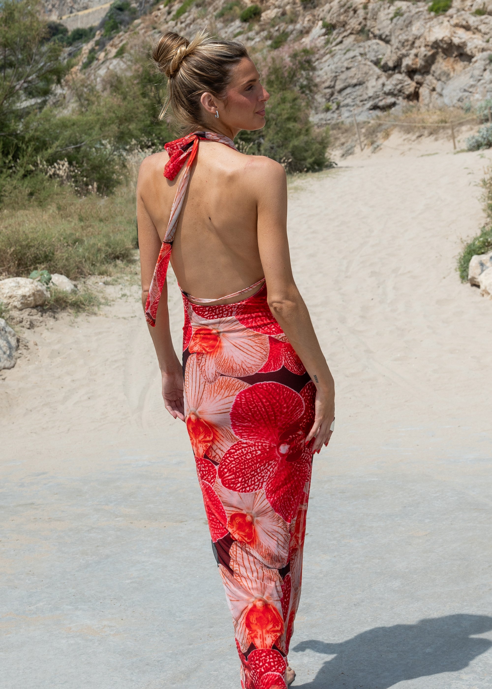 vista posterior vestido largo estampado floral rojo con escote halter y espalda descubierta