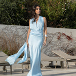 Vestido Muse celeste, el diseño multiposición con tiras largas cruzadas en el torso y falda de gran vuelo.