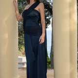 Isabella con el vestido Timeless azul noche en versión asimétrica, destacando la tira larga cayendo como una capa elegante.