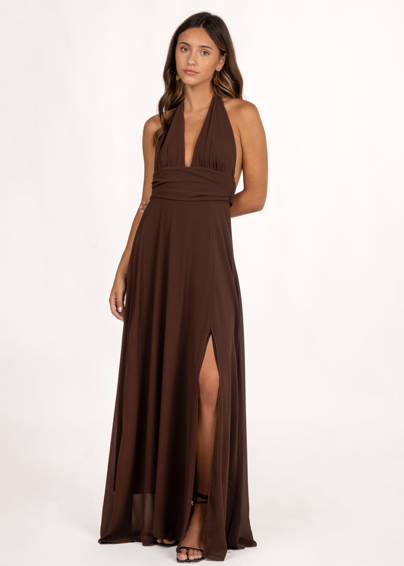 Vestido Marrón de invitada de otoño con diseño halter anudado al cuello y espalda descubierta, abertura frontal en la falda, ideal para eventos especiales, elegante y cómodo