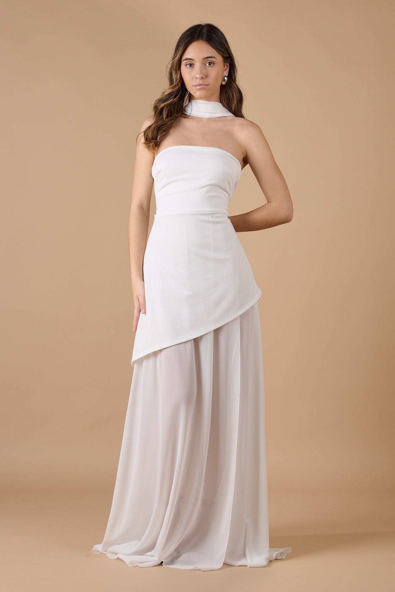 Vestido blanco largo palabra de honor con cuello halter y falda asimétrica de tul, elegante y sofisticado para invitadas de boda y eventos especiales - Closet.bcn