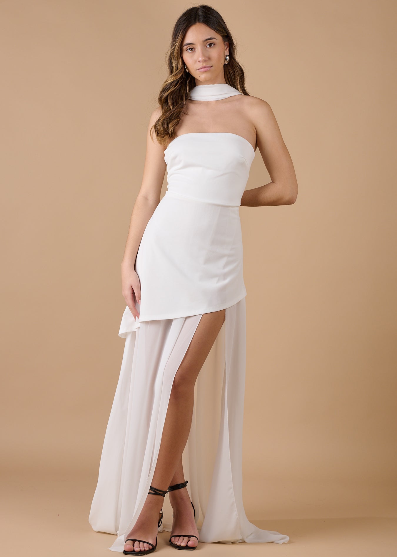 Vestido blanco largo palabra de honor con cuello halter y falda asimétrica de tul, elegante y sofisticado para invitadas de boda y eventos especiales - Closet.bcn