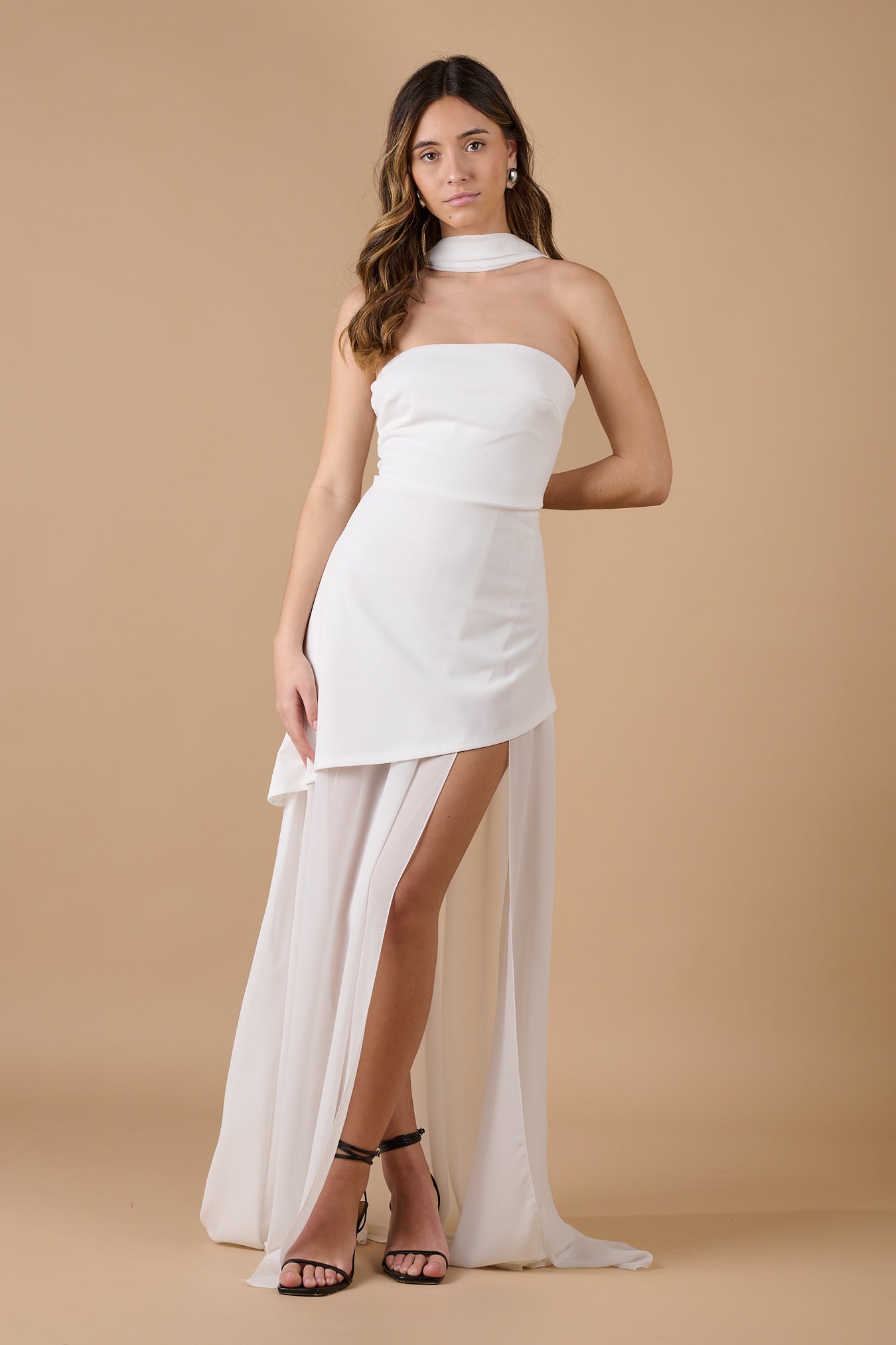 Vestido blanco largo palabra de honor con cuello halter y falda asimétrica de tul, elegante y sofisticado para invitadas de boda y eventos especiales - Closet.bcn