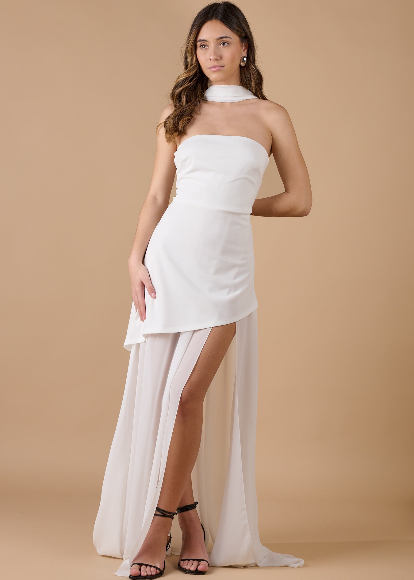  Vestido blanco largo palabra de honor con cuello halter y falda asimétrica de tul, elegante y sofisticado para invitadas de boda y eventos especiales - Closet.bcn