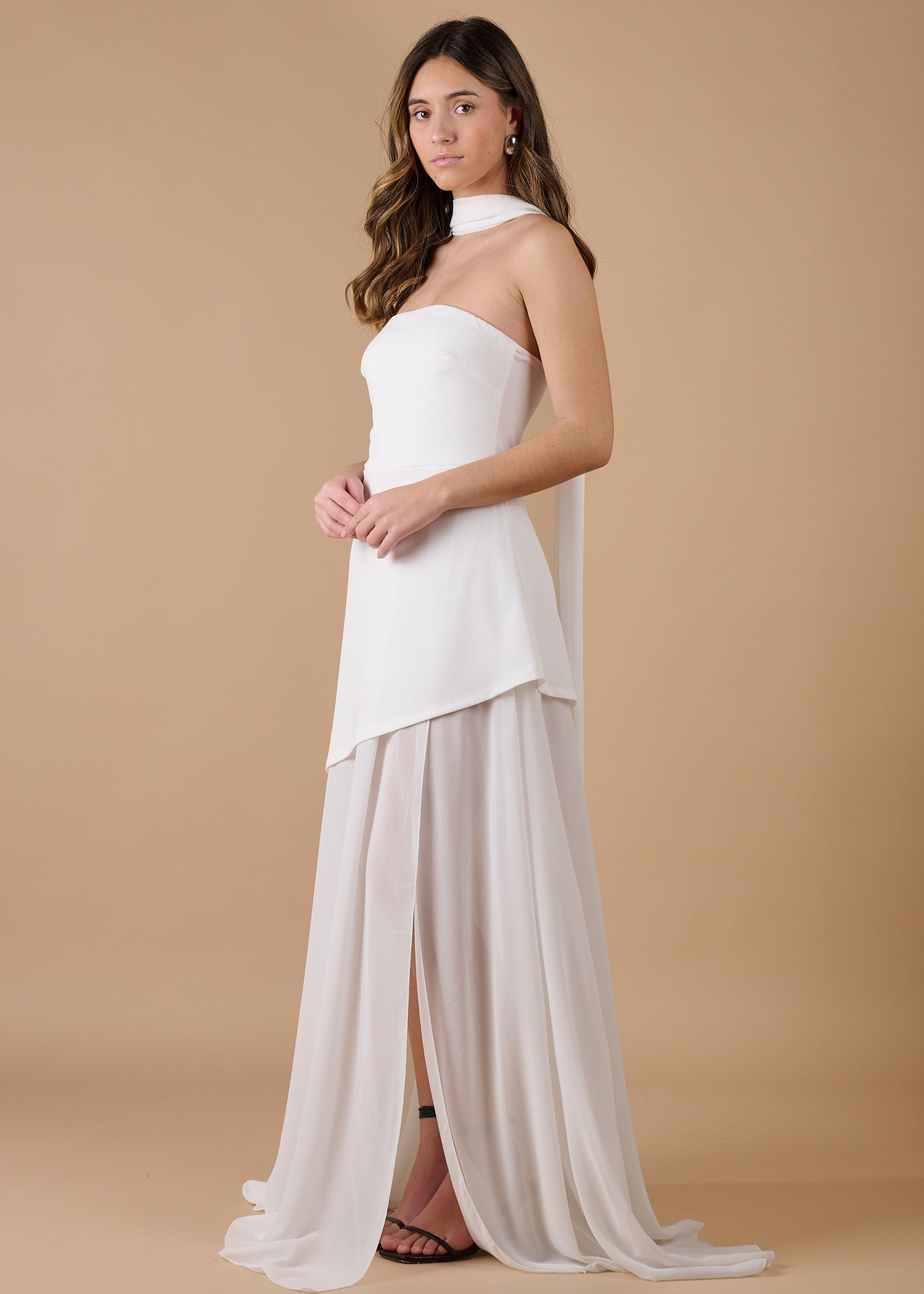  Vestido blanco largo palabra de honor con cuello halter y falda asimétrica de tul, elegante y sofisticado para invitadas de boda y eventos especiales - Closet.bcn