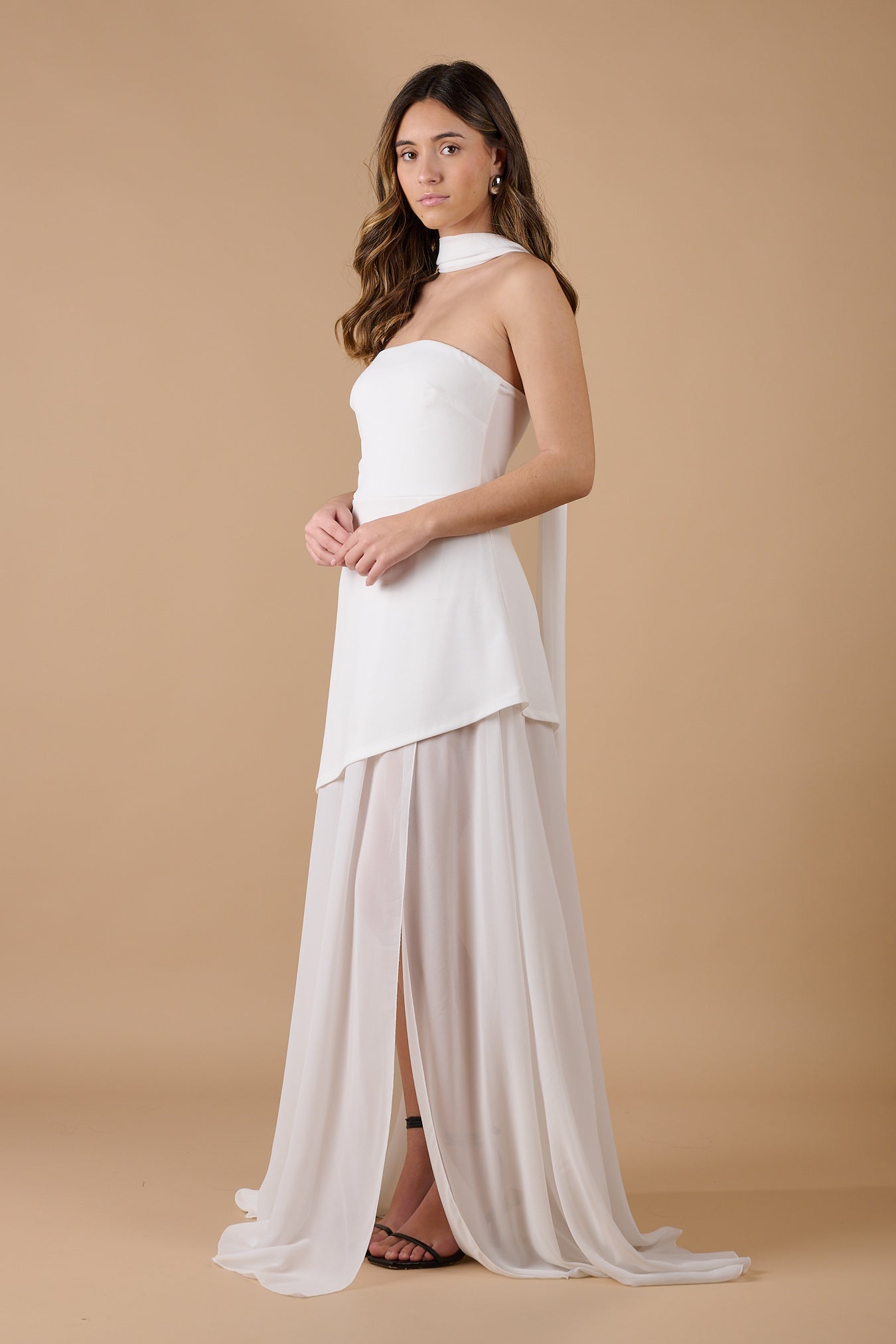  Vestido blanco largo palabra de honor con cuello halter y falda asimétrica de tul, elegante y sofisticado para invitadas de boda y eventos especiales - Closet.bcn