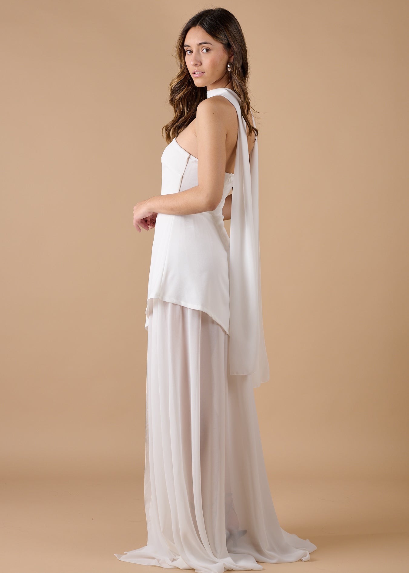  Espalda del vestido blanco sin tirantes con cierre ajustado y caída fluida, ideal para ocasiones elegantes y celebraciones - Closet.bcn