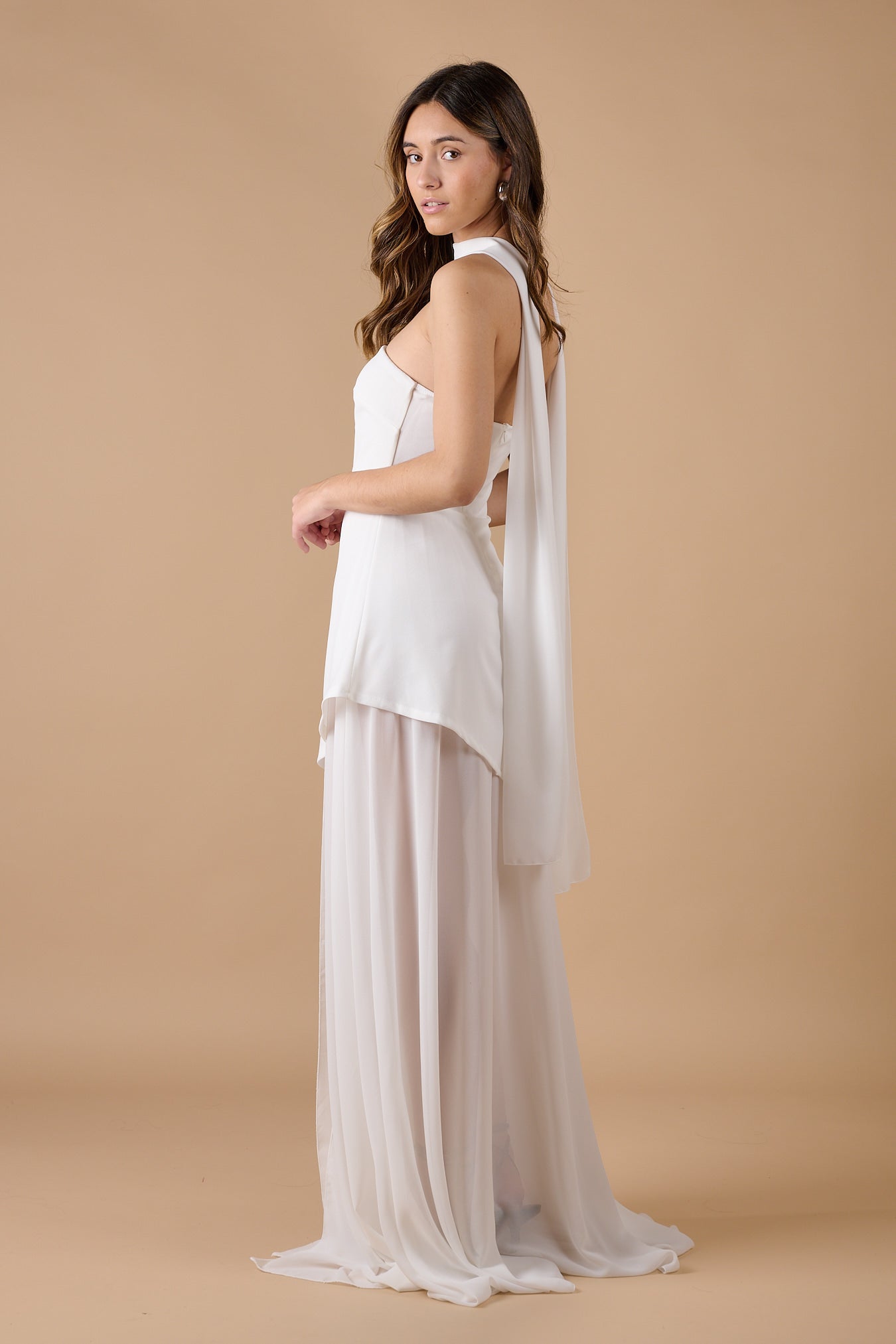  Espalda del vestido blanco sin tirantes con cierre ajustado y caída fluida, ideal para ocasiones elegantes y celebraciones - Closet.bcn