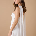  Espalda del vestido blanco sin tirantes con cierre ajustado y caída fluida, ideal para ocasiones elegantes y celebraciones - Closet.bcn