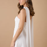  Espalda del vestido blanco sin tirantes con cierre ajustado y caída fluida, ideal para ocasiones elegantes y celebraciones - Closet.bcn