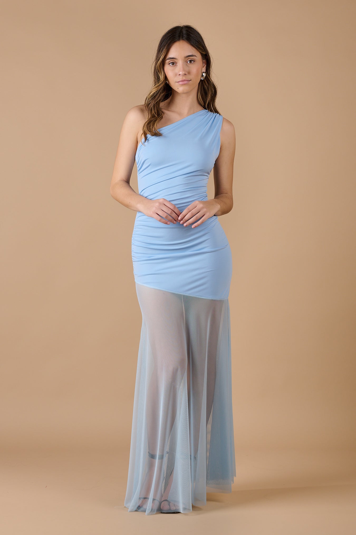 Vestido largo azul asimétrico con tul transparente, ideal para invitadas y eventos - Closet.bcn