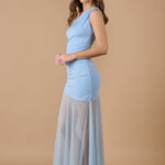 Vista lateral de vestido azul asimétrico con falda de tul, elegante y sofisticado para invitadas de boda - Closet.bcn