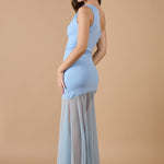 Vista trasera del vestido azul asimétrico con falda de tul y escote en la espalda, ideal para invitadas elegantes - Closet.bcn