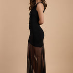 Vestido negro asimétrico, ceñido, con falda corta y superposición de tul transparente, ideal para eventos elegantes y de noche - Closet.bcn