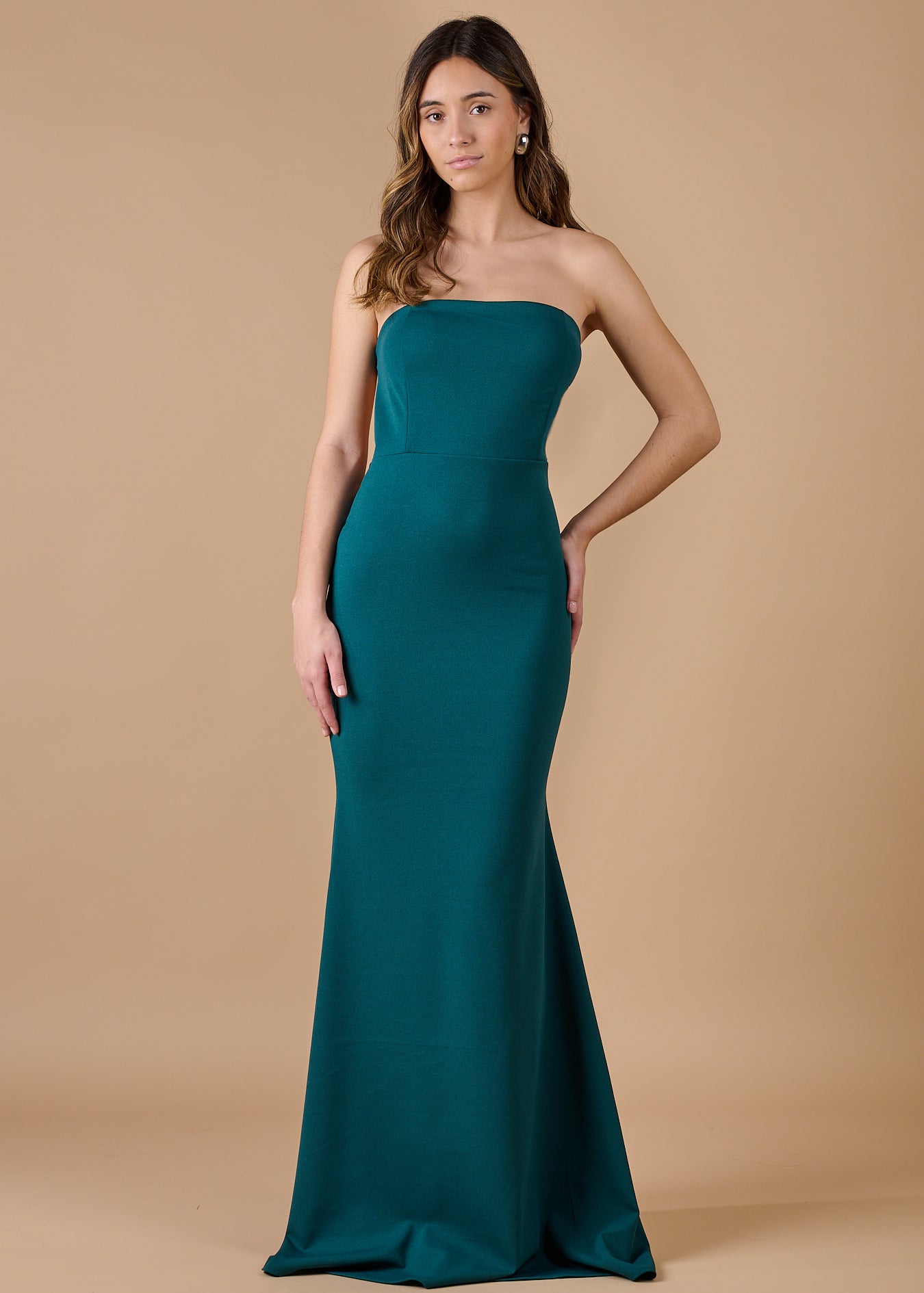 Vestido largo verde sin tirantes, diseño elegante y sofisticado para invitadas de boda y eventos especiales - Closet.bcn