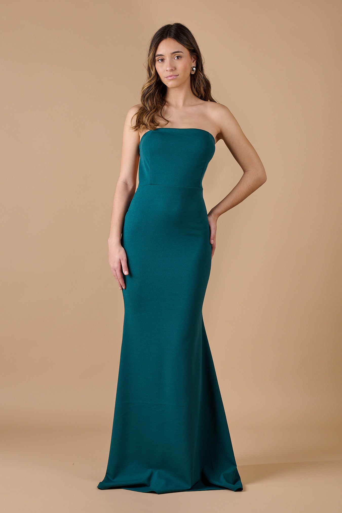 Vestido largo verde sin tirantes, diseño elegante y sofisticado para invitadas de boda y eventos especiales - Closet.bcn