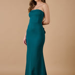 Vestido largo verde sin tirantes, diseño elegante y sofisticado para invitadas de boda y eventos especiales - Closet.bcn