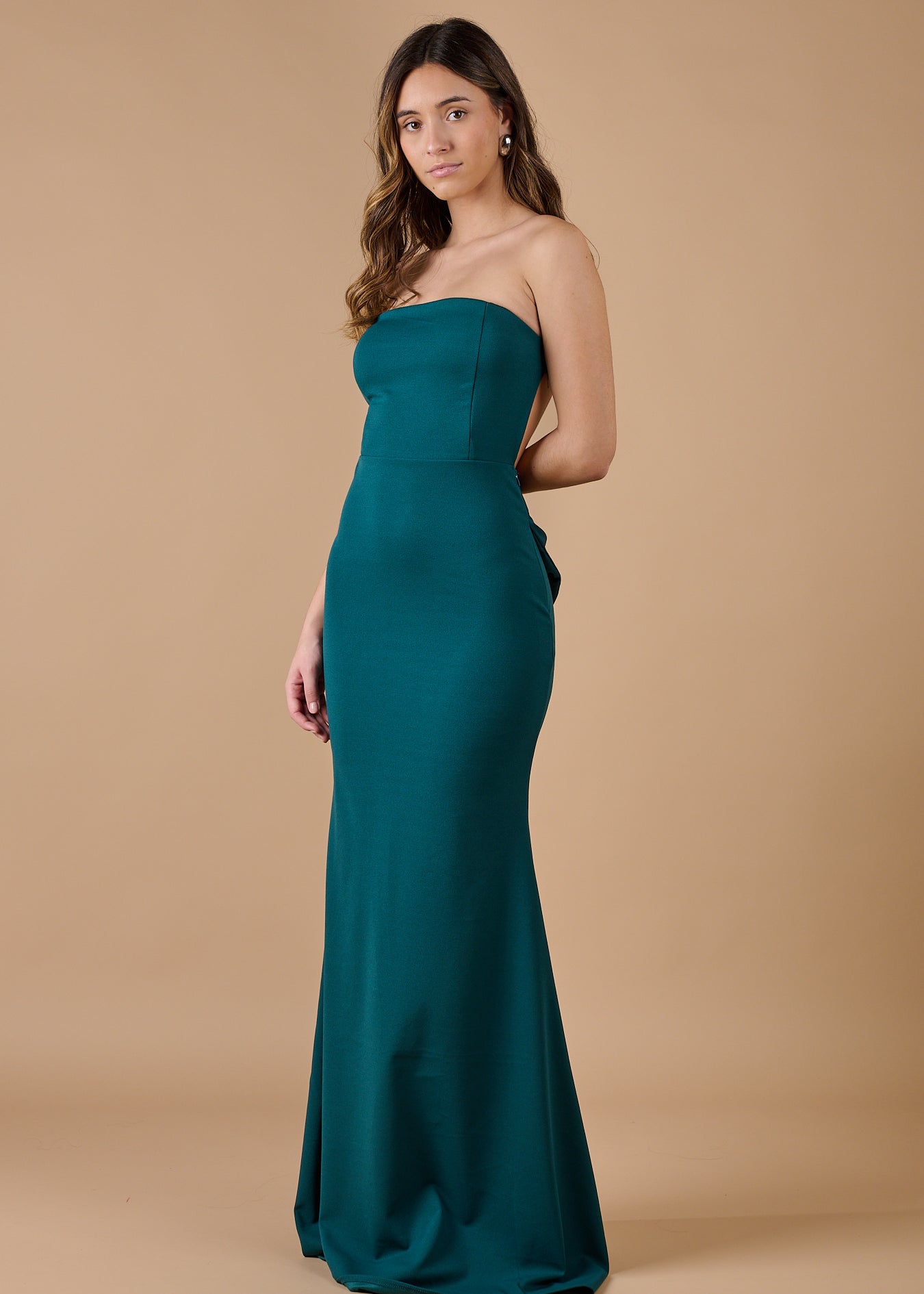 Vestido largo verde sin tirantes, diseño elegante y sofisticado para invitadas de boda y eventos especiales - Closet.bcn