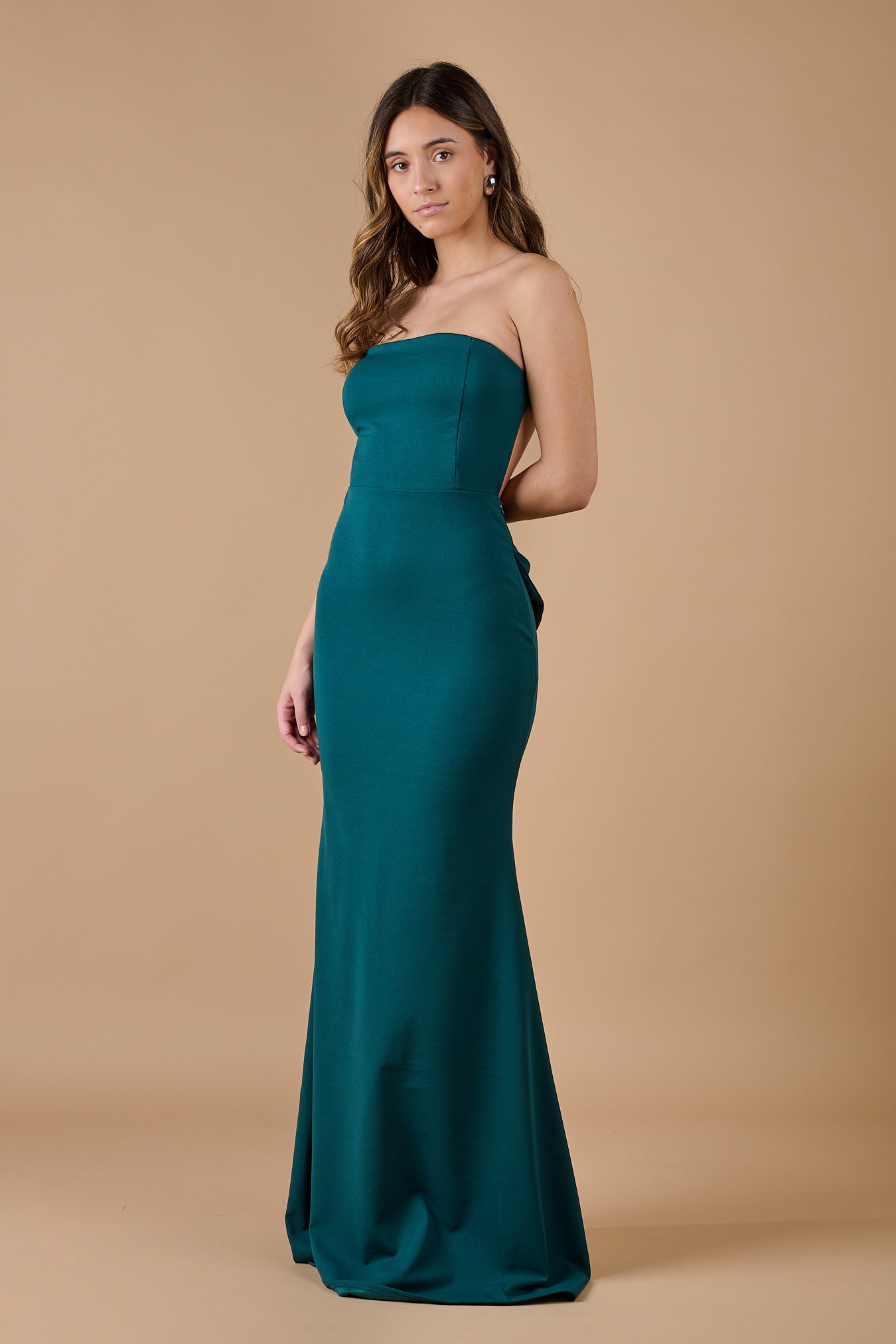 Vestido largo verde sin tirantes, diseño elegante y sofisticado para invitadas de boda y eventos especiales - Closet.bcn