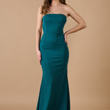 Vestido largo verde sin tirantes, diseño elegante y sofisticado para invitadas de boda y eventos especiales - Closet.bcn