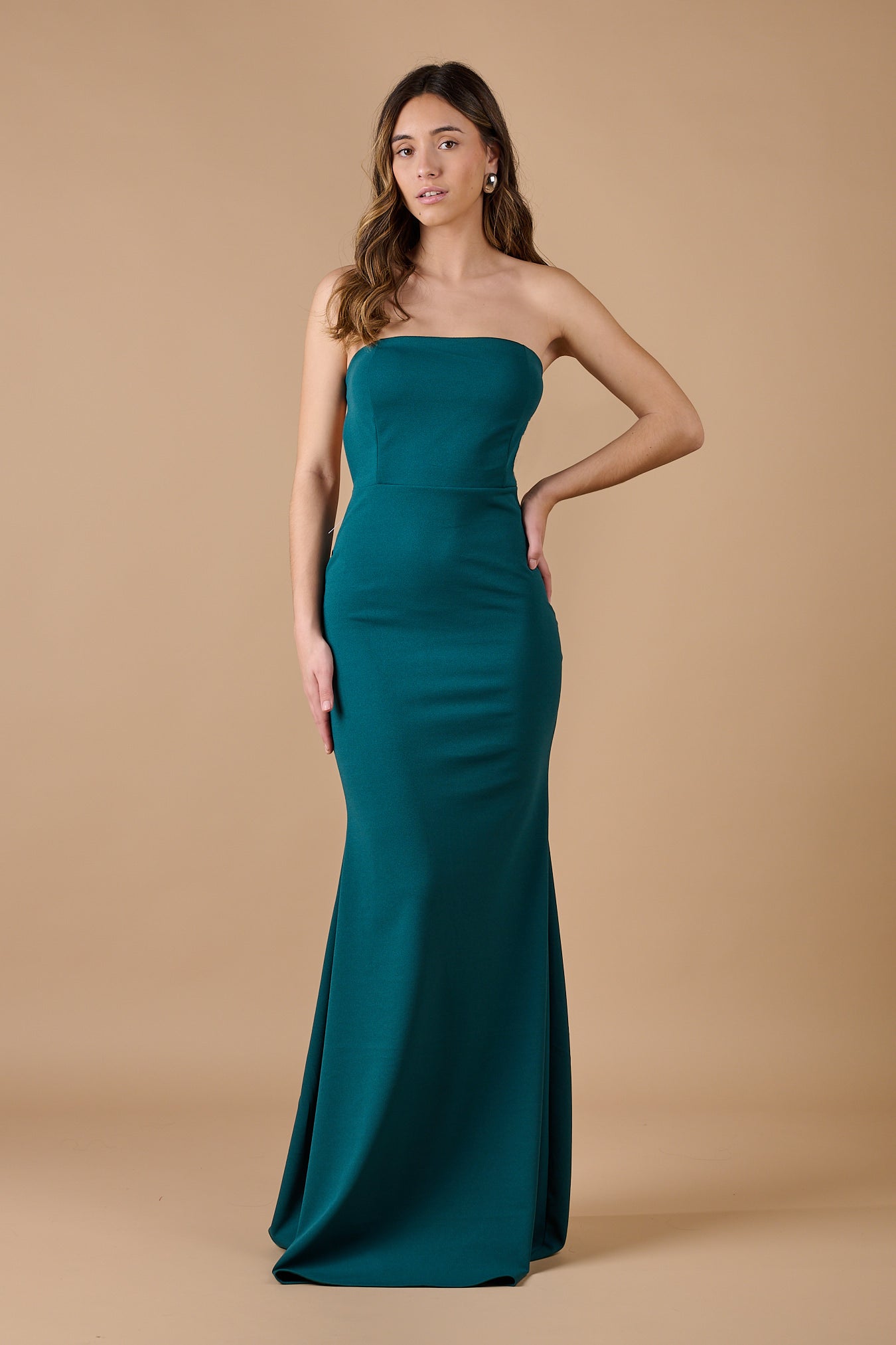 Vestido largo verde sin tirantes, diseño elegante y sofisticado para invitadas de boda y eventos especiales - Closet.bcn