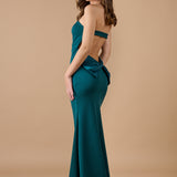 Vista trasera de vestido largo verde sin tirantes, con detalle de lazo y espalda descubierta, ideal para eventos elegantes - Closet.bcn