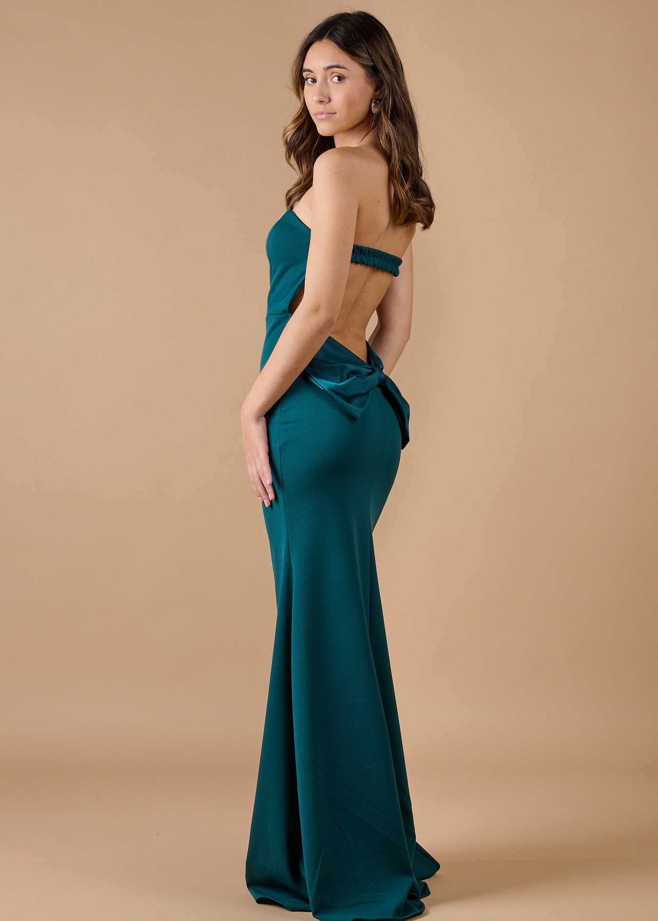 Vista trasera de vestido largo verde sin tirantes, con detalle de lazo y espalda descubierta, ideal para eventos elegantes - Closet.bcn