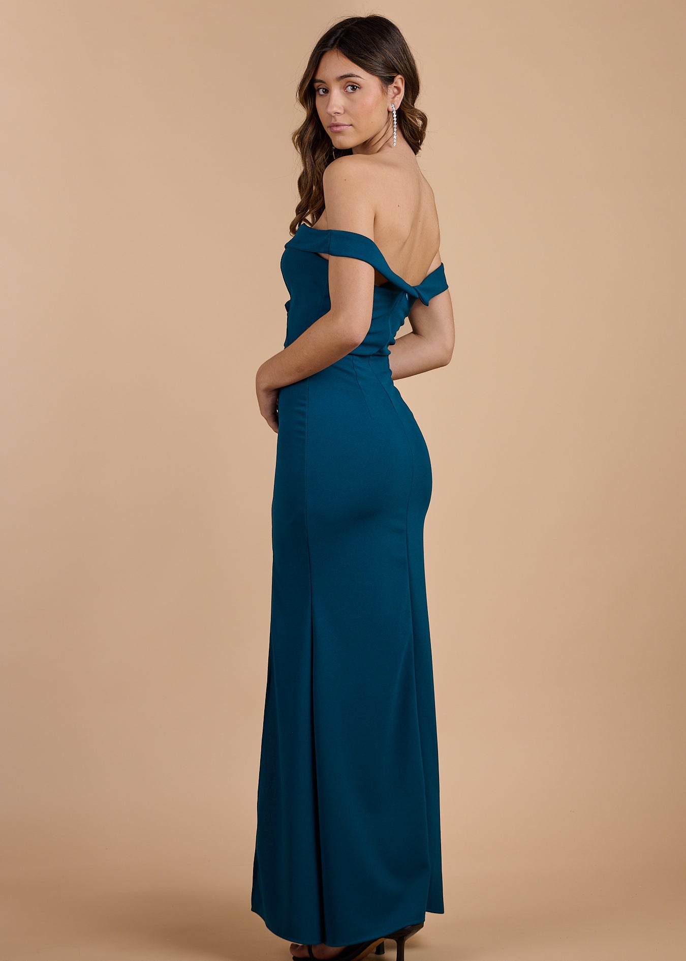 Vestido largo azul petróleo con escote bardot y abertura lateral, ideal para invitadas de boda y eventos elegantes - Closet.bcn