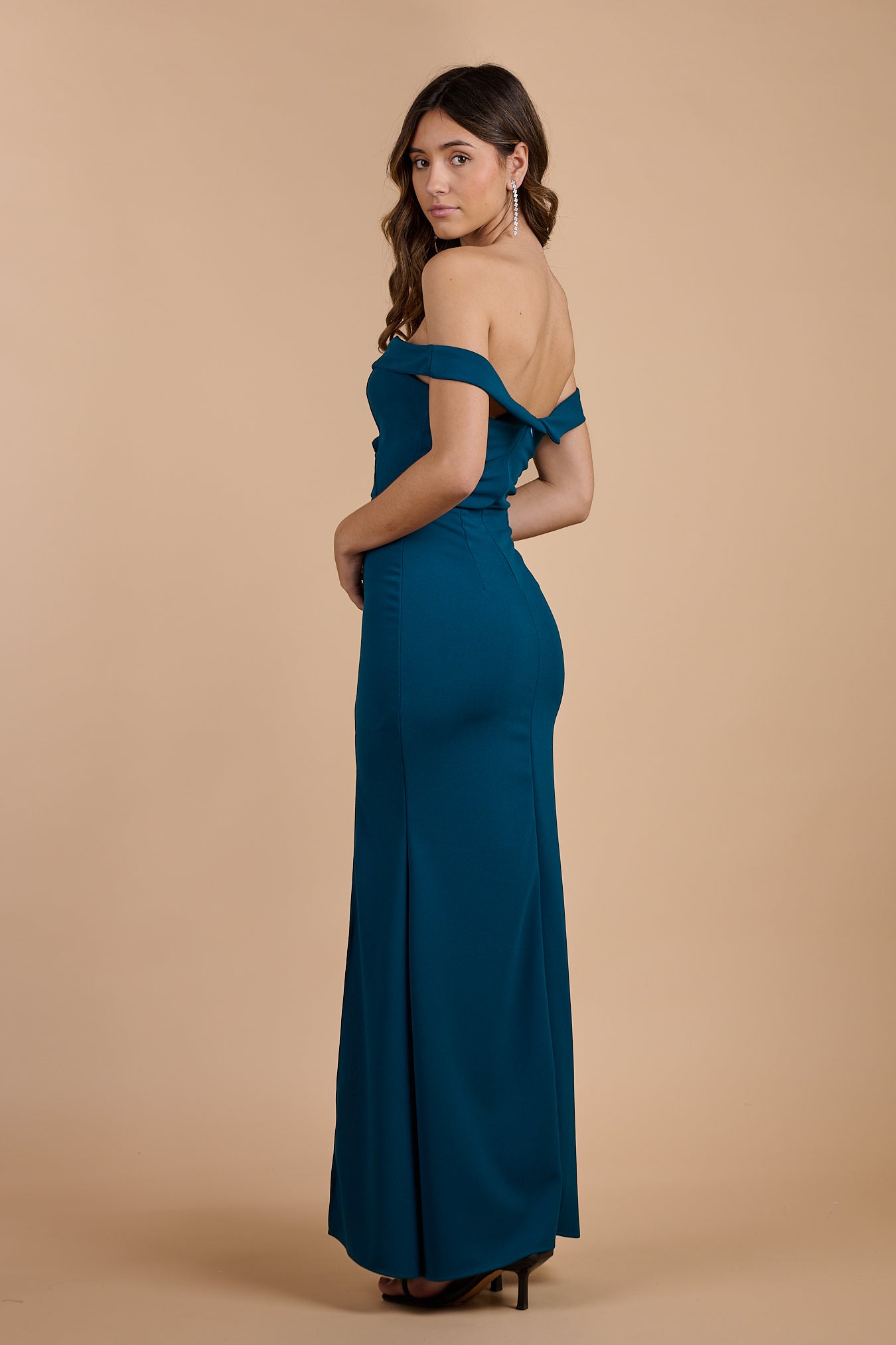 Vestido largo azul petróleo con escote bardot y abertura lateral, ideal para invitadas de boda y eventos elegantes - Closet.bcn