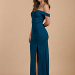 Vestido largo azul petróleo con escote bardot y abertura lateral, ideal para invitadas de boda y eventos elegantes - Closet.bcn